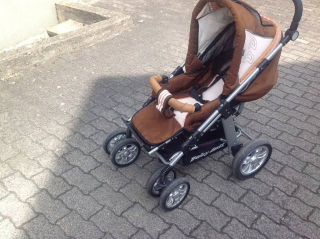 Verkäufe gut erhaltenen Kinderwagen in Braun/Beige - Baby und Kind - raum Olpe