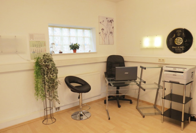 Bürotisch aus Glas, Metall, Design-Schreibtisch - Buero Geschaeft - Walddorfhäslach