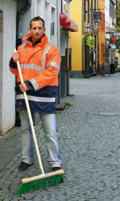 Neuartiger Besen für Gartenlaub und mehr - ein Hingucker -  - Handwerk Hausbau Garten - Gummersbach