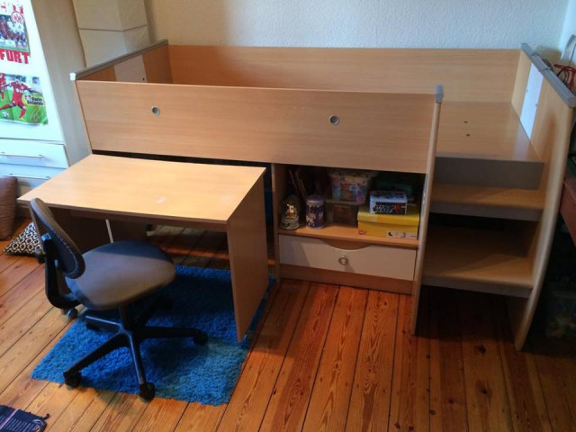 Kinderhochbett mit Schreibtisch mit Stuhl und blauen Teppich - Moebel Haushalt - Berlin Tempelhof