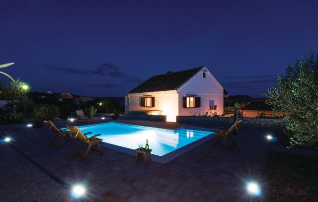 Ferienhaus zur Alleinnutzung mit Pool bis zu 9 Personen in Dalmatien Kroatien - Urlaub Reise - Rtina Stosici