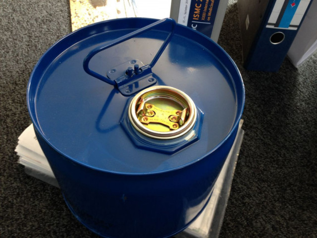 Bieten neue Flachkannen aus Stahl an - Buero Geschaeft - Zwettl