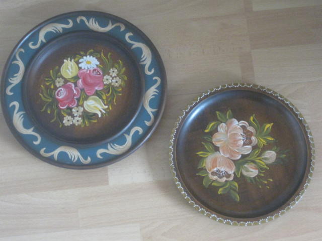 2 bemalte Wandteller aus Holz - Sammlungen - Neustadt