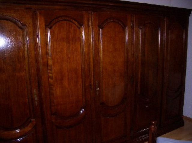 Hochwertiger Kleiderschrank (5-türig), Massivholz, Farbe Nussbaum - Moebel Haushalt - Schmitten