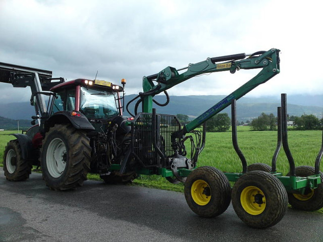 Valtra T151 mit Frontlader -9800€ - Nutzfahrzeuge - Bad Lauterberg