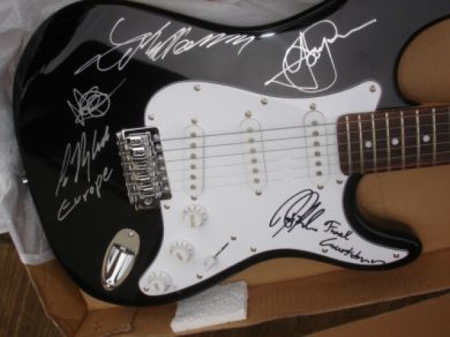 Original signierte Gitarren von Top-Bands, Deep Purple, Saxon usw - Musik - Küssnacht