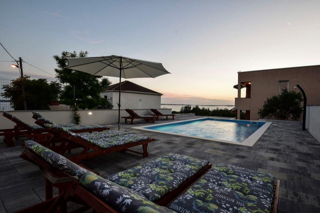 Haus mit Pool in Kroatien Dalmatien 150 m vom Strand Zadar - Urlaub Reise - Rtina Stosici