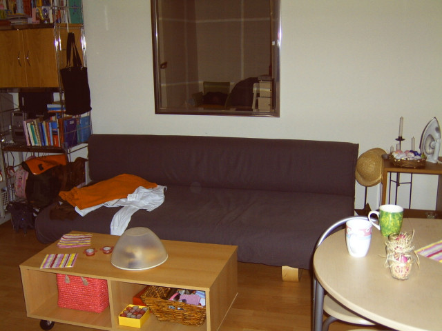 Sofa  grau / 2m x 90cm  zu VERSCHENKEN  selbst abholung     - Moebel Haushalt - München