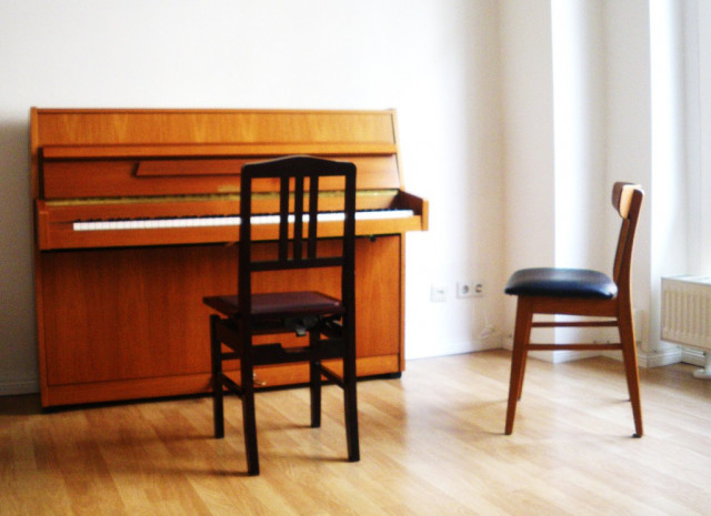 Proberaum mit Akustik Klavier - Musik - Berlin