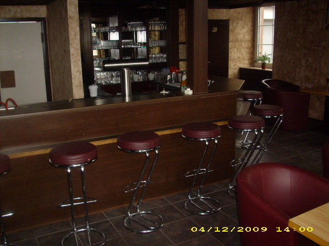 Komplette Bistro Cafe Cocktail Lounge Einrichtung - Buero Geschaeft - Waldems