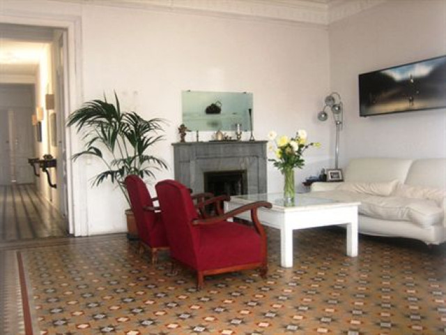 ARIANA - wunderschöne Altbauwohnung mit großer Terrasse für bis zu 3 Personen - Immobilien - Barcelona