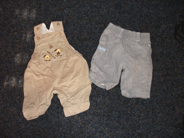 Eine Sommerlatzhose und eine Sommerhose in Grau - beide Hosen in 50 - Baby und Kind - Gebsattel