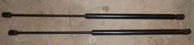 Zwei Heckklappendämpfer VW Original 1H9 827 550 A  - Auto Teile - Einbeck