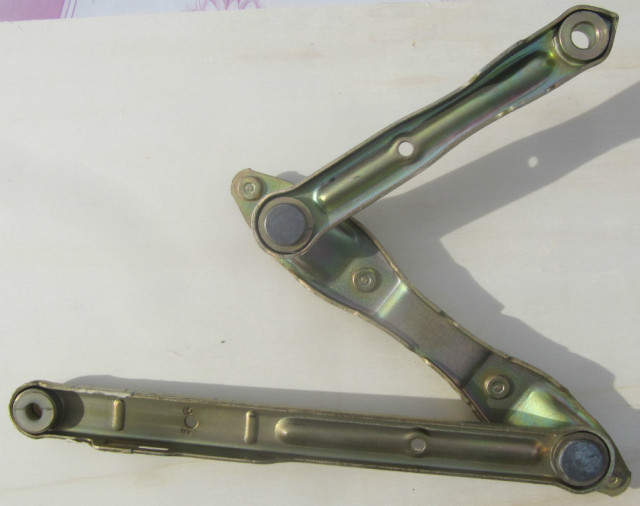 Motorhaubenscharnier rechts Mercedes-Benz 190er W201 A 2018800628 - Auto Teile - Einbeck