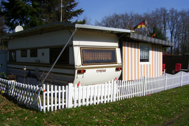 Wohnwagen mit festem Vorzelt auf Stellplatz - Camping - Freiburg/Elbe
