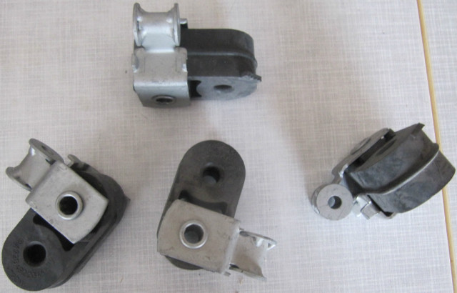 Vier Aufhängeringe Auspuff Mercedes-Benz Typ: 215 220 A 2204920044  - Auto Teile - Einbeck