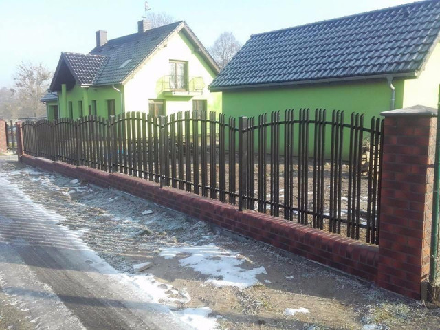 Untermauerung Betonzaun Gartenmauer mit Stahlelementen Zaun aus Beton - Handwerk Hausbau Garten - Görlitz