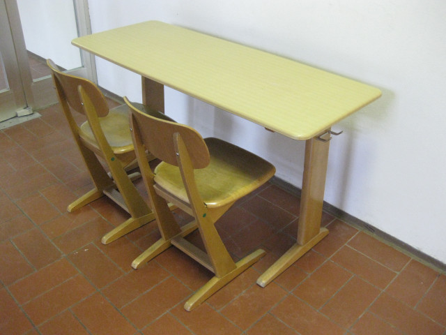 Alte original Schulbank aus Grundschulklassenzimmer mit 2 Schulstühlen - Moebel Haushalt - München