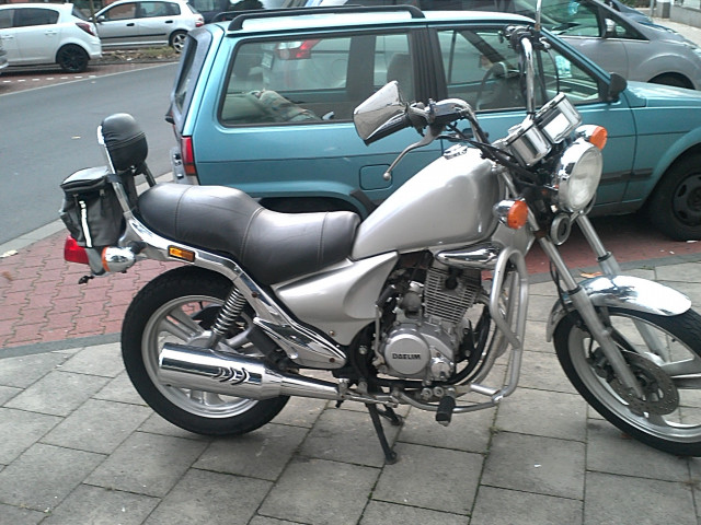 Super 125ccm Chopper mit viel Chromteilen und Echtledersitzbank zu verkaufen - Motorraeder und Teile nach Marken - Wesseling