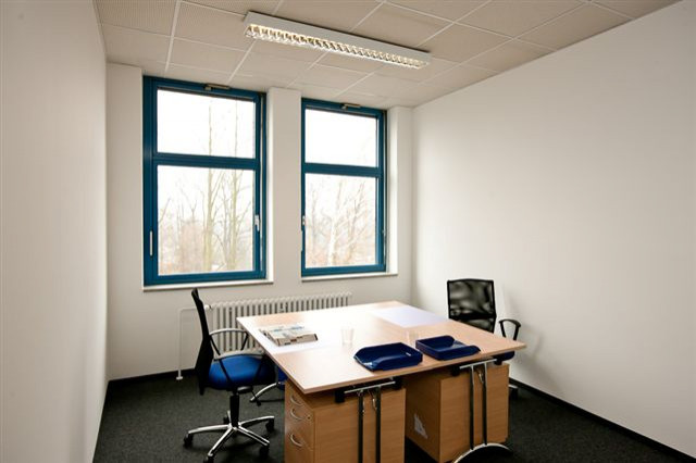 RENOVIERTES BÜRO MIT VOLL AUSGESTATTETER TEEKÜCHE FÜR 11,20 €/m² INKL. NEBENKOST - Immobilien - Berlin