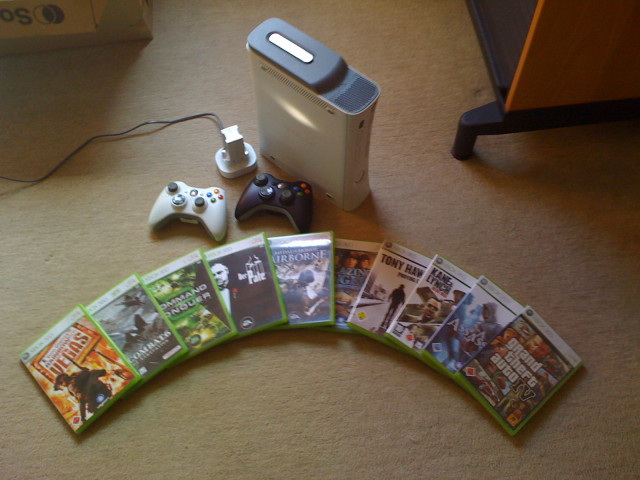 Xbox 360   10 Spiele   2 Wireless Controller   Ladestation und einen Controller  - Hobby Spiele - Kleinsendelbach