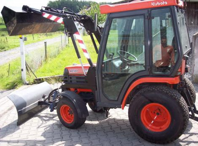 Kompaktschlepper B2100 mit Frontlader - Nutzfahrzeuge - Kerpen