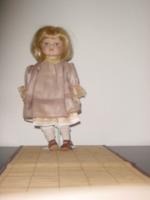 Designer Porzellanpuppe mit Puppenständer Künstlerpuppe Sammelpuppe Stehpuppe - Sammlungen - Essen